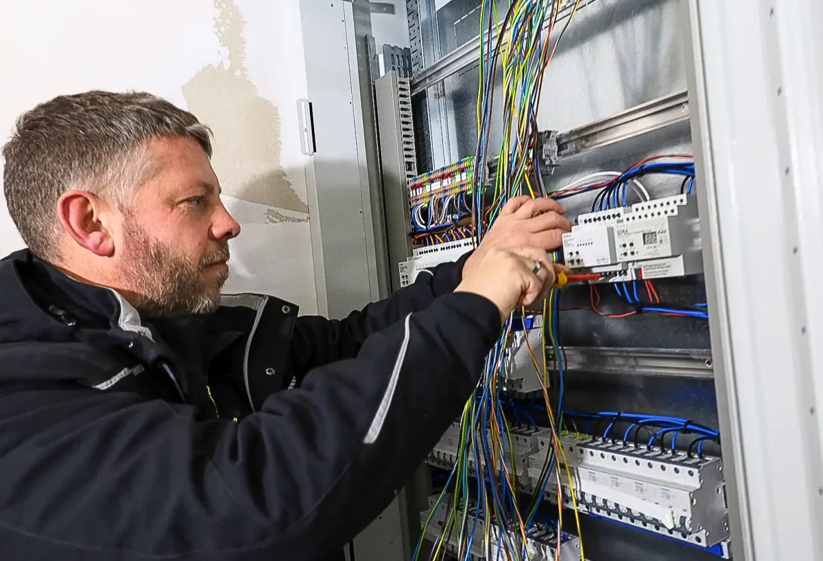 Elektrotechnik Techniker arbeitet am Sicherungskasten