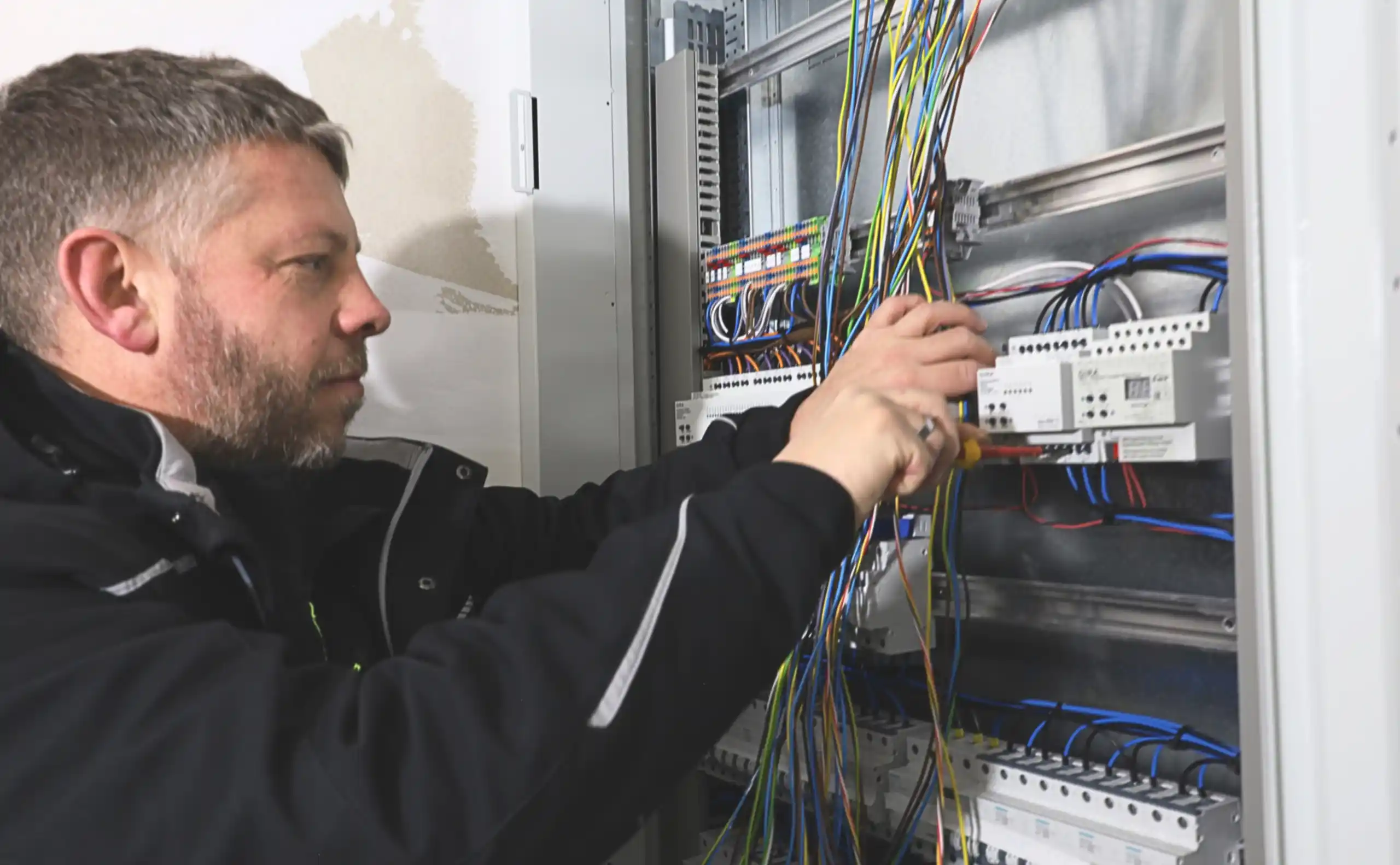 Elektrotechnik Techniker arbeitet am Sicherungskasten