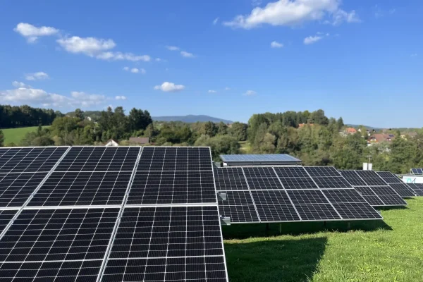 Erneuerbare Energiegewinnung aus Photovoltaik-Panelen